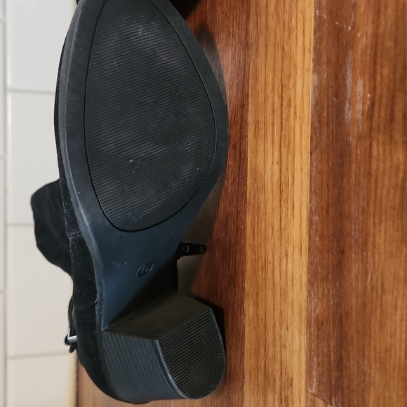 ๐10 For $20 Suede feel ankle booties - Picture 4 of 6